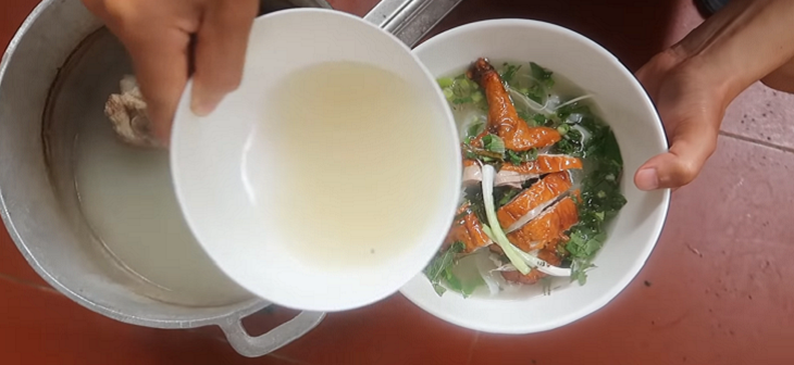 Cho các nguyên liệu vào tô rồi chan nước dùng vào và thưởng thức