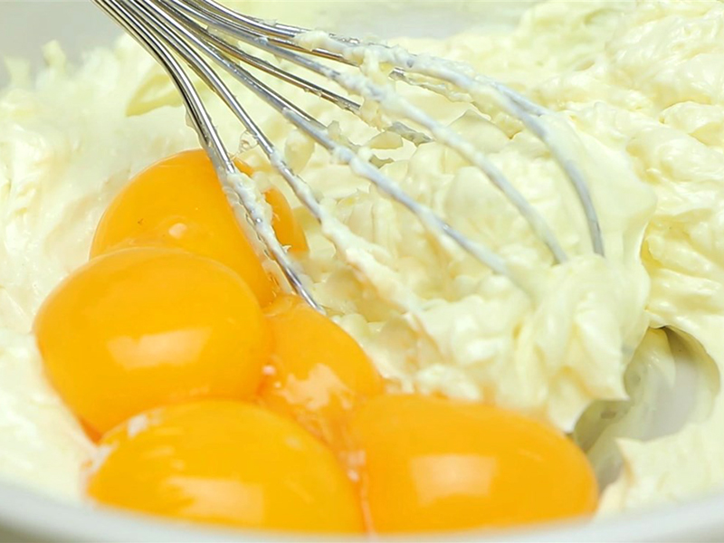 Đánh đều lòng đỏ trứng gà cùng kem phô mai