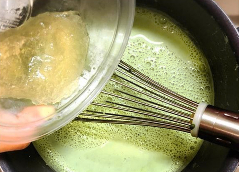 Cho lá gelatin vào hỗn hợp bột trà xanh