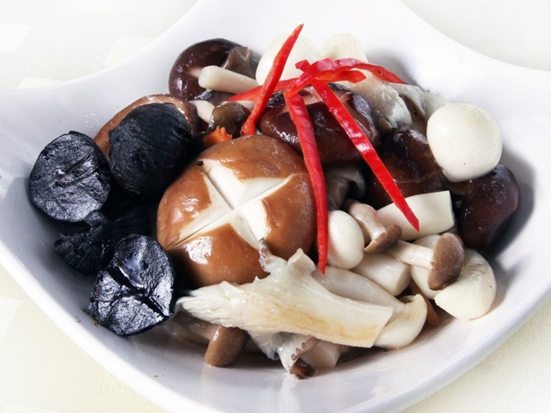 Cho nấm xào tỏi đen ra địa trang trí thêm ớt thái sợi