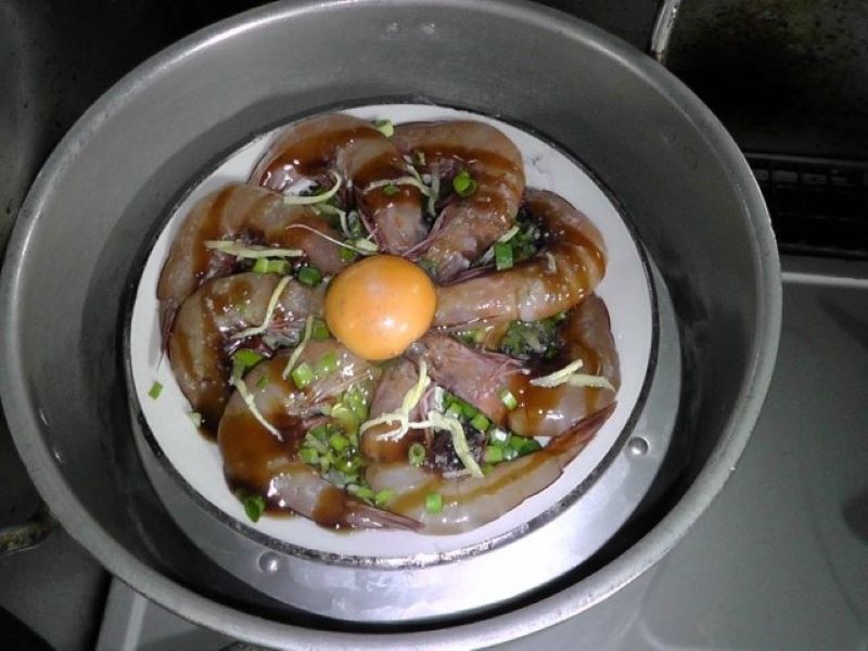 Cho đĩa tôm và nồi hấp chín
