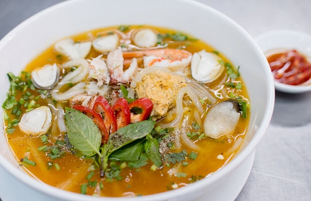 Khi ăn cho các nguyên liệu vào tô chan nước dùng rồi thưởng thức