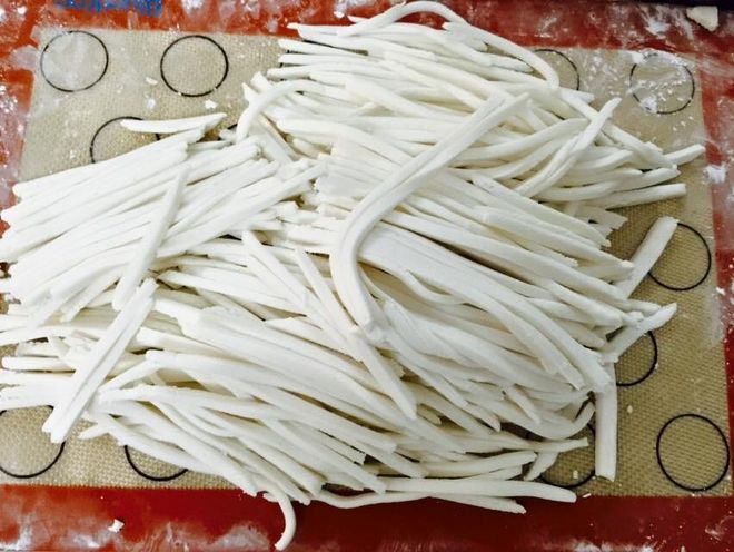 Làm sợi bánh canh