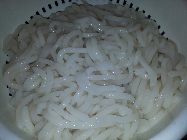 Đun sôi nước rồi cho sợi bánh canh vào luộc chín