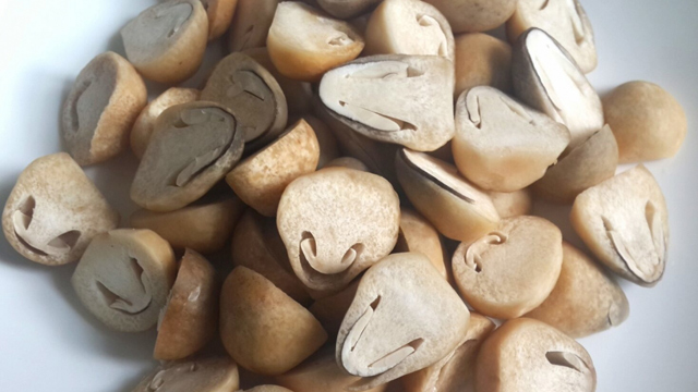 Nấm rơm rửa sạch cắt làm đôi