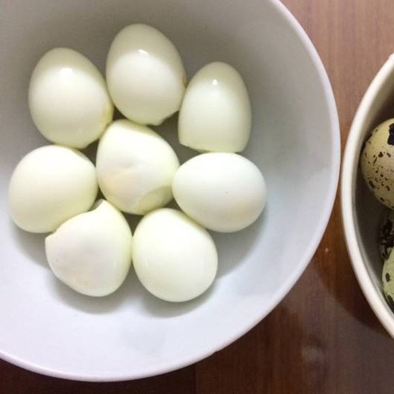Trứng cút luộc chín bóc vỏ