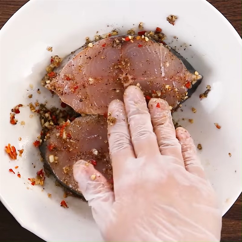 Cá làm sạch ướp cùng gia vị