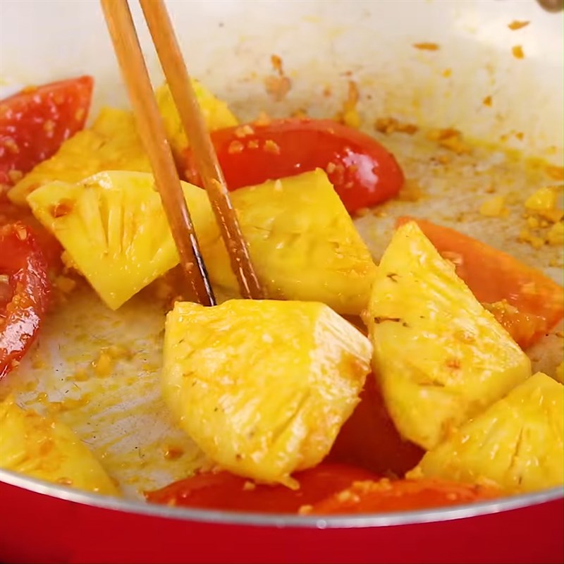 Phi thơm hành tỏi cho thơm và cà chua vào xào