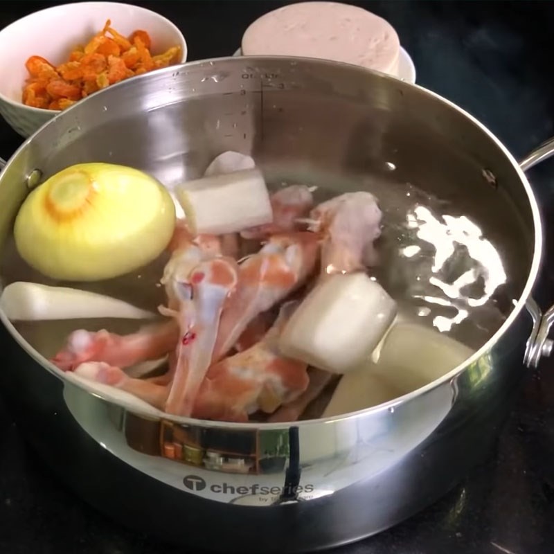 Cho các nguyên liệu vào nồi nấu nước dùng