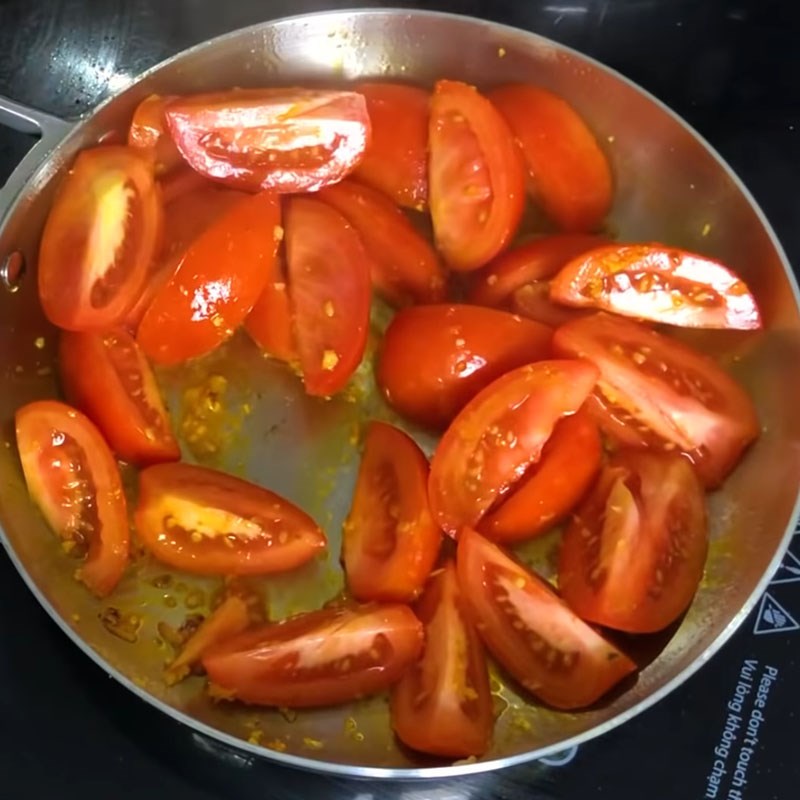 Phi thơm hành tỏi cho cà chua vào xào