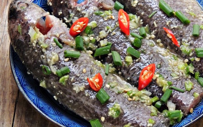 Cá rô làm sạch ươp cùng các gia vị