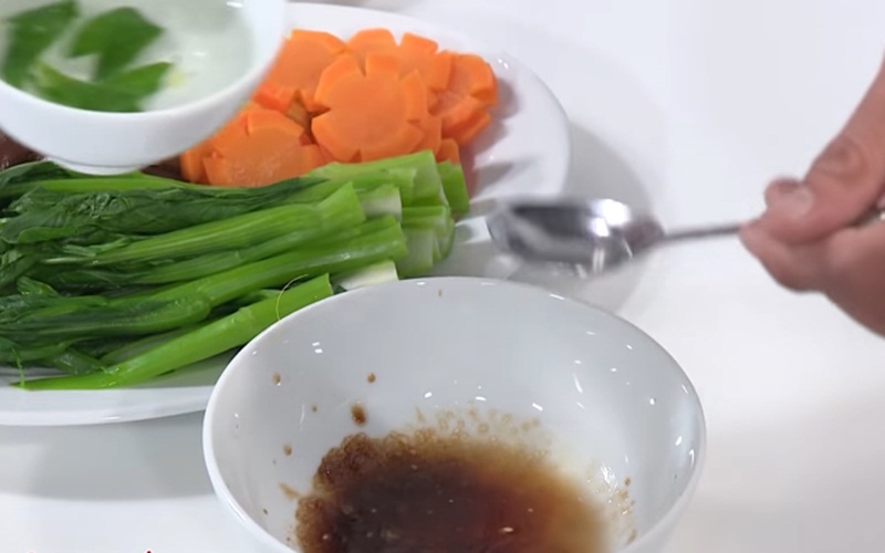 Làm phần sốt xào cùng rau củ