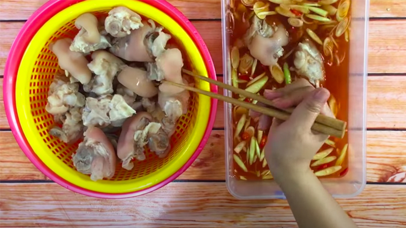 Tiến hành ngâm chân giò