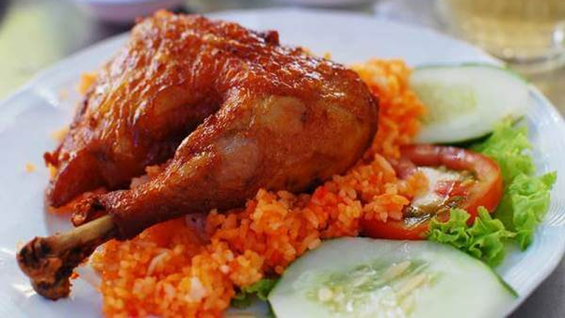 Món cơm gà xối mỡ bên ngoài vàng rụm trong mềm ngon