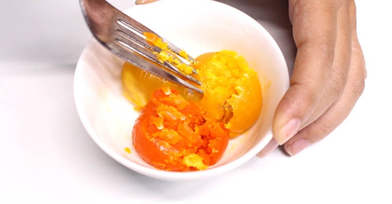 Lòng đỏ trứng muối dầm nhuyễn