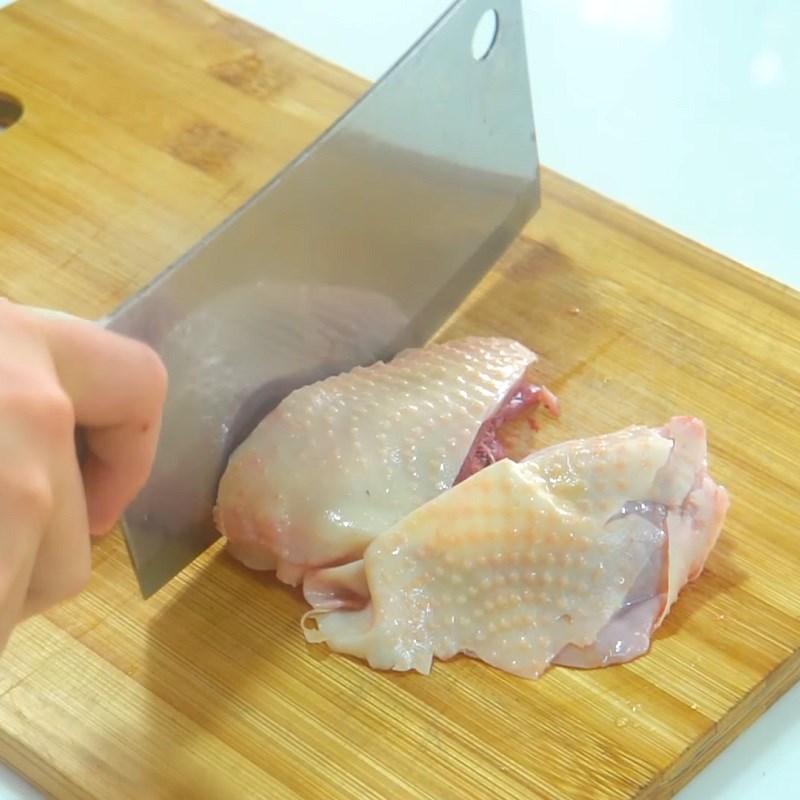 Gà rửa sạch chặt miếng vừa ăn