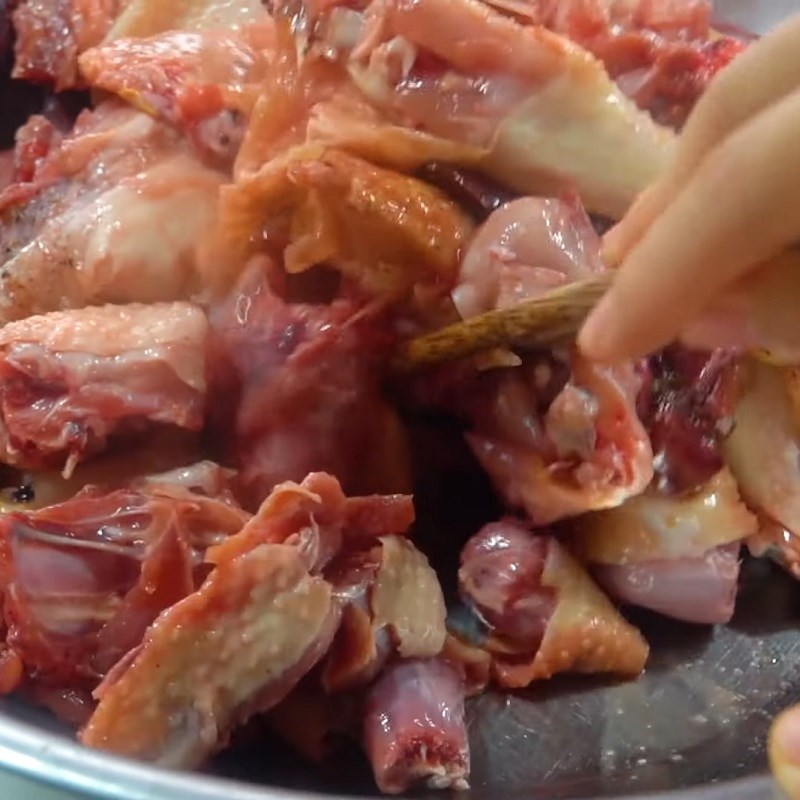 Ướp gà cùng gia vị cho thấm
