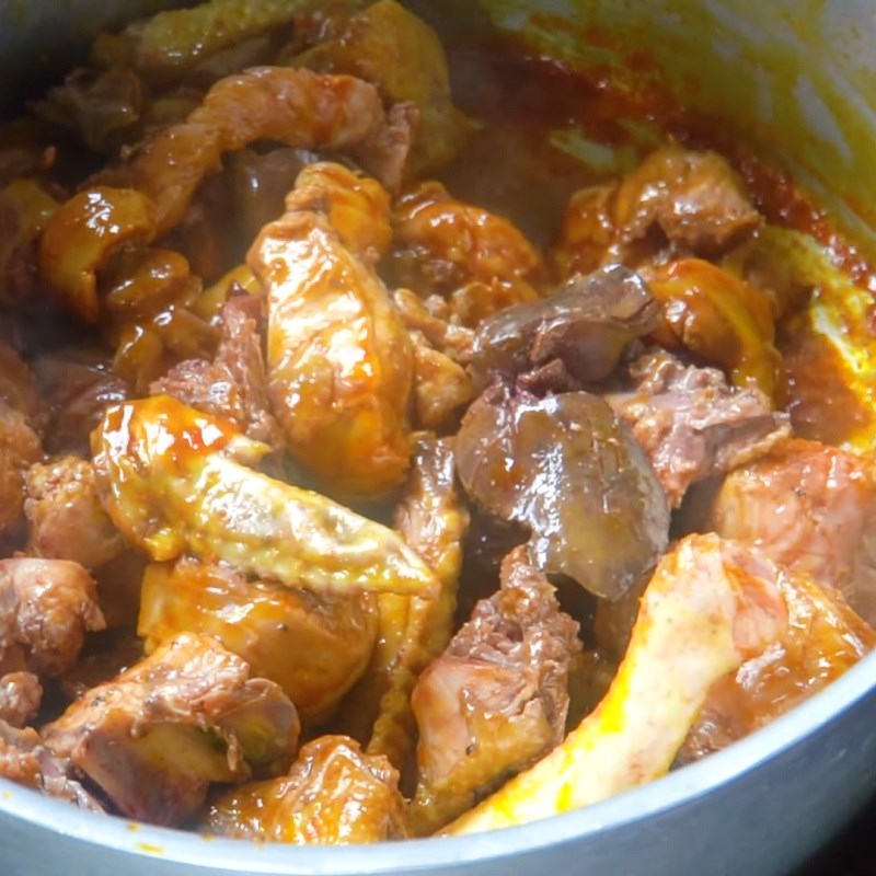 Phi thơm hành cho gà vào xào
