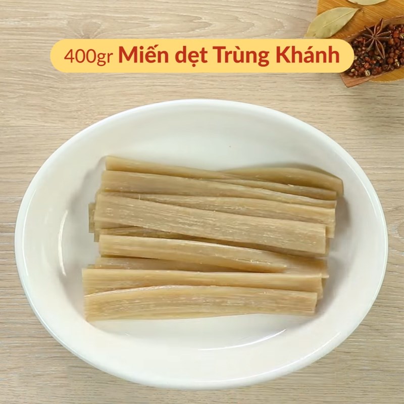 Miến dẹt Trùng Khánh đem ngâm nước cho mềm
