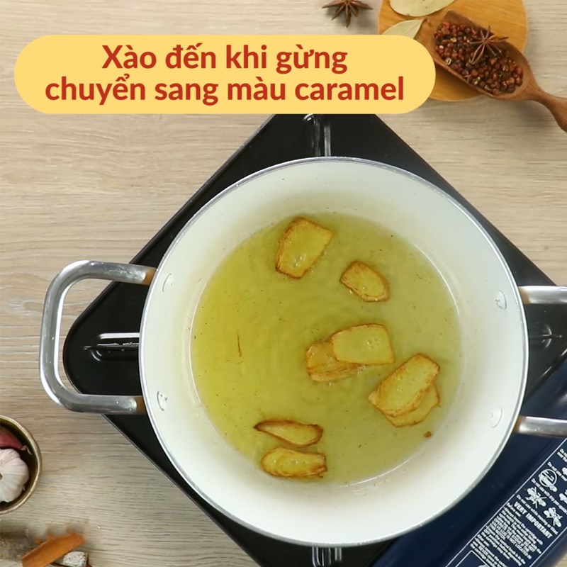 Đun nóng dầu cho gừng vào xào
