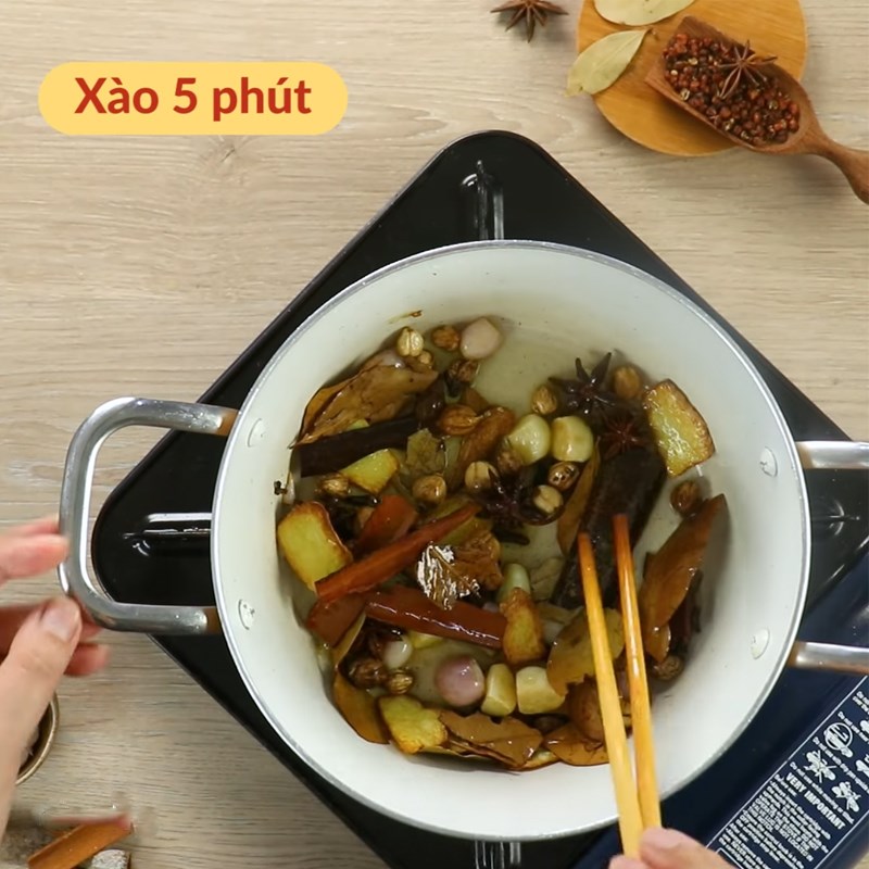 Cho phần nguyên liệu khô vào xào