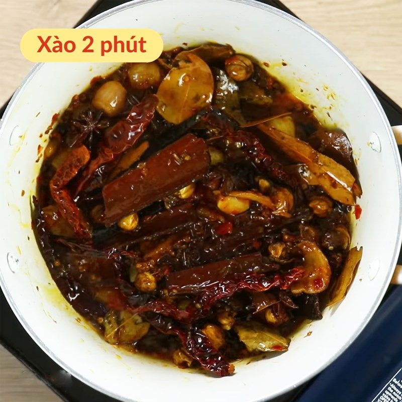 Thêm ớt sa tế vào xào đều khoảng 2 phút nữa