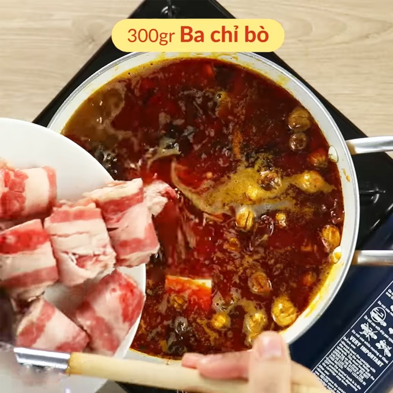 Cho thịt ba chỉ bò vào