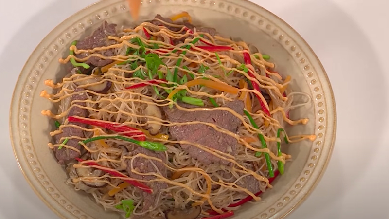 Cho bún ra đĩa và cùng thưởng thức