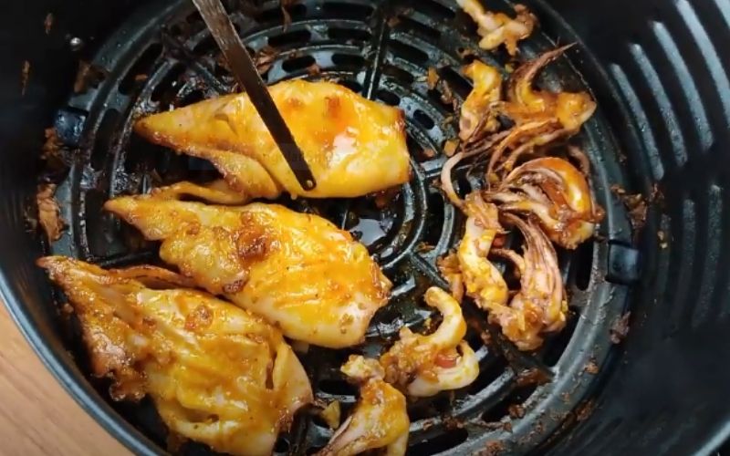 Món mực chiên giòn bằng nồi chiên không dầu