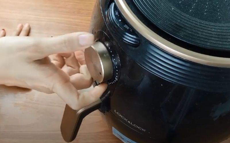 Làm nóng nồi chiên không dầu