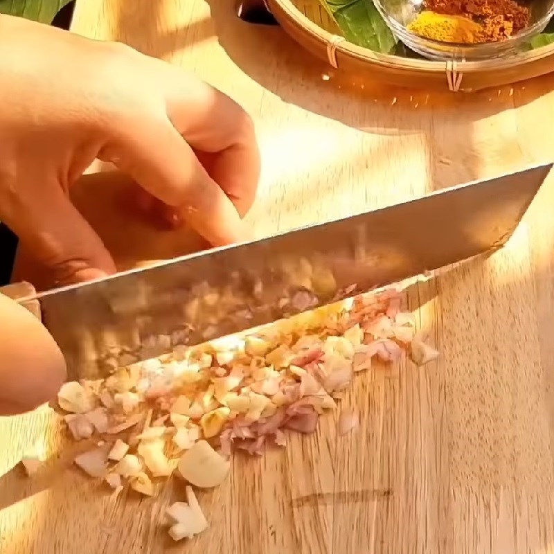 Hành tím và tỏi băm nhỏ