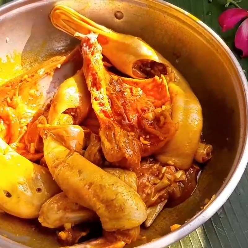 Ướp thịt vịt cùng gia vị