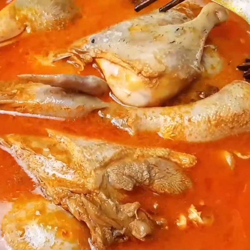 Cho nước dừa cùng các nguyên liệu vào nấu
