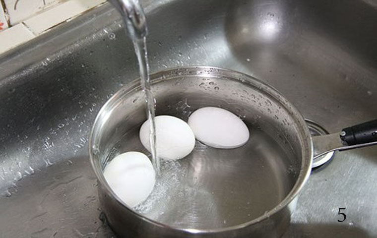 Trứng gà đem luộc chín