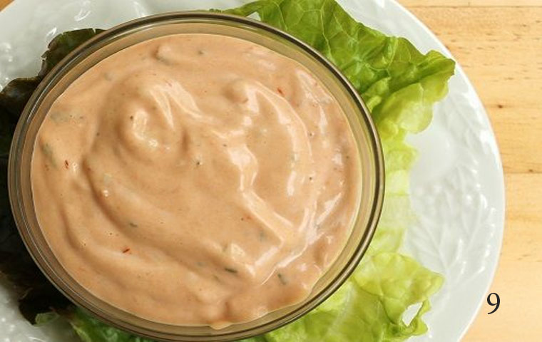 Pha sốt trộn cùng salad