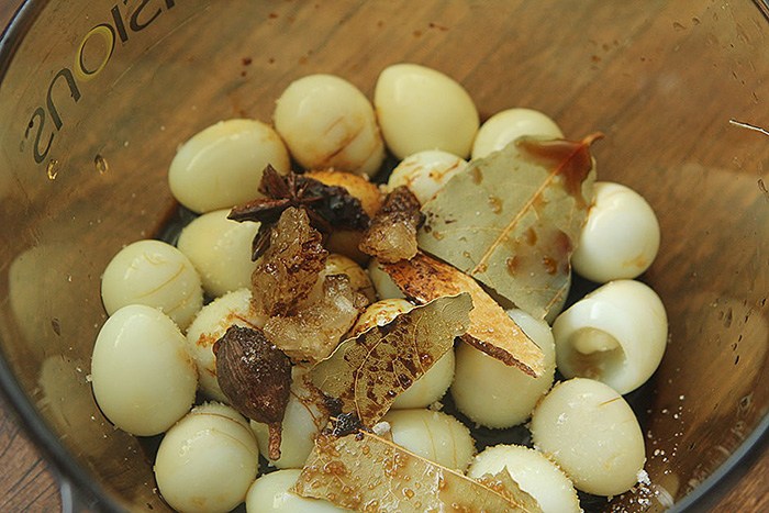 Ướp trứng cùng gia vị