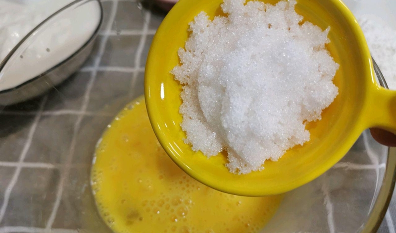 Chuẩn bị phần hỗn hợp trứng