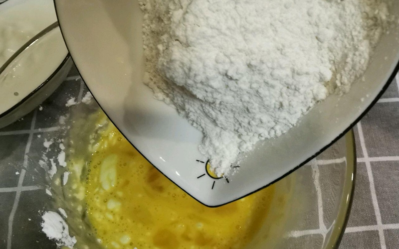 Trộn hỗn hợp bột và trứng