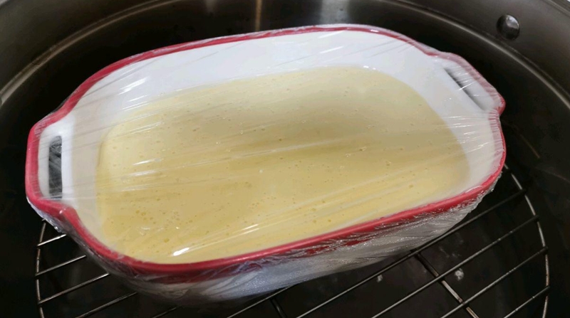 Đem hỗn hợp trứng sữa chua hấp cách thủy