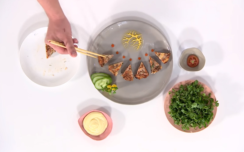 Cắt chả thành miếng vừa ăn rồi trang trí tùy thích