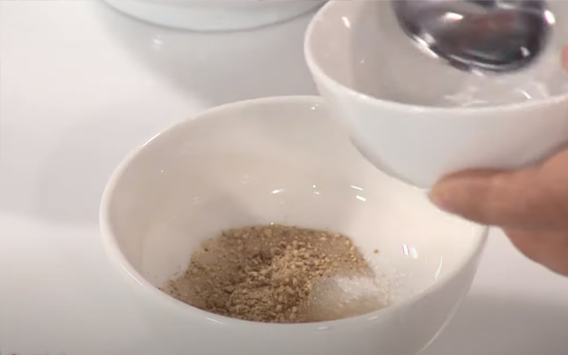 Làm phần sốt xào cùng