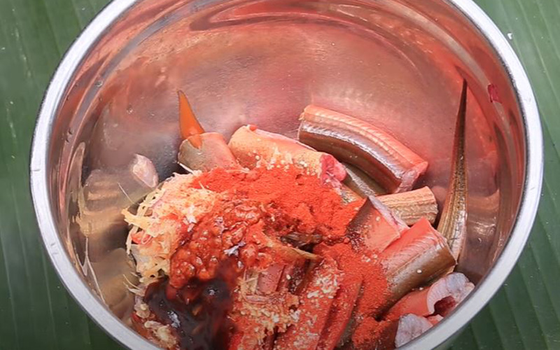 Ướp lươn cùng gia vị