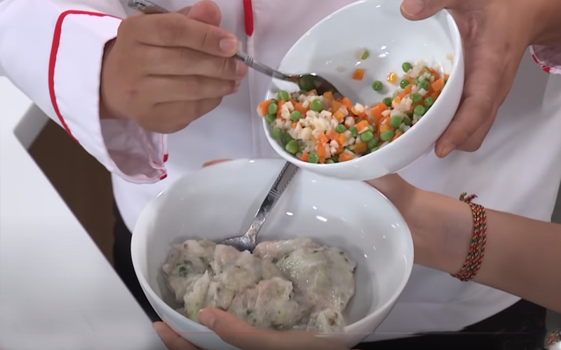 Rau củ luộc chín cho vào tô chả mực trộn đều