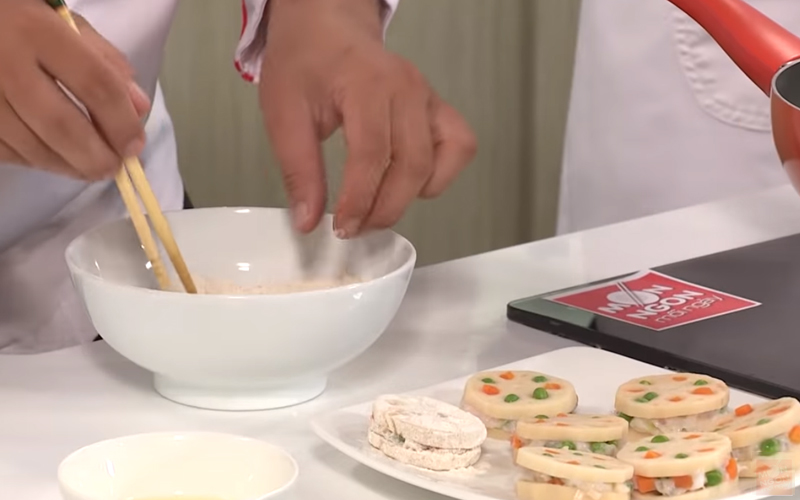 Phủ một lớp mỏng bột tẩm khô lên bên ngoài chả mực