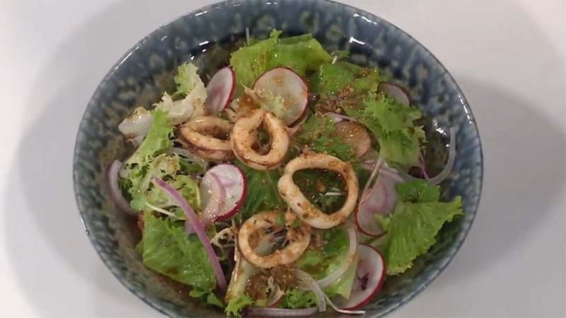 Hoàn thành món salad mực