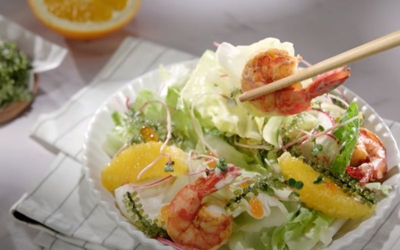 Món salad rong nho sốt cam bổ dưỡng cho bữa sáng