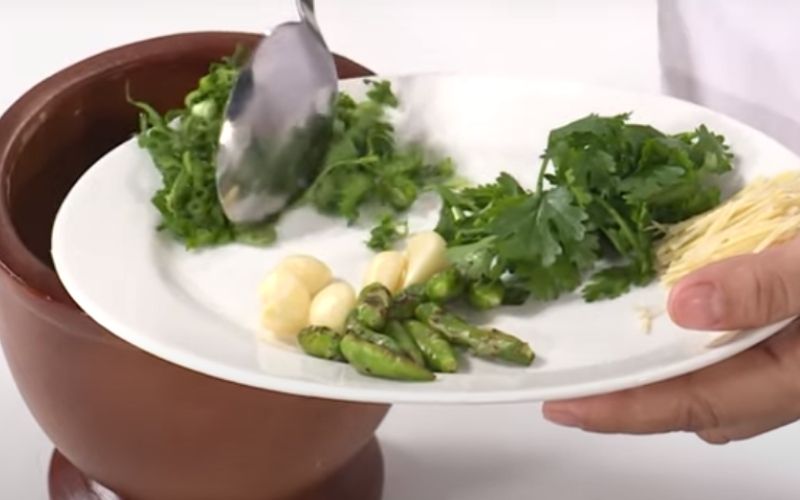 Chế biến chẩm chéo để chấm thịt heo nướng