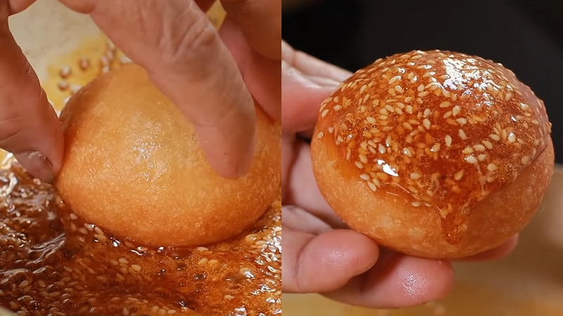 Nhúng bánh vào nước đường rồi cùng thưởng thức