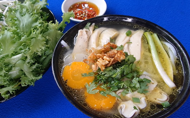 Cho các nguyên liệu vào tô rồi chan nước dùng lên và cùng thưởng thức
