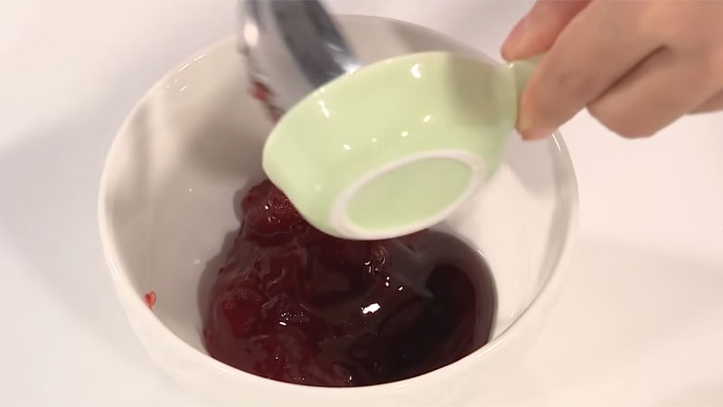 Làm nước sốt dâu tây
